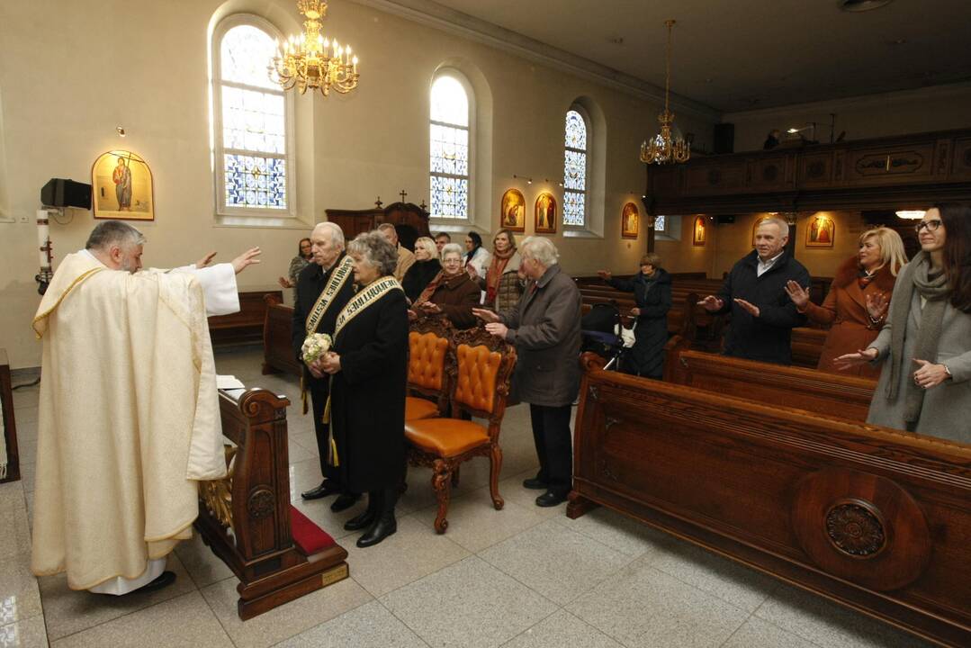 Deimantinių vestuvių proga A.Bilotaitės seneliai atnaujino santuokos įžadus