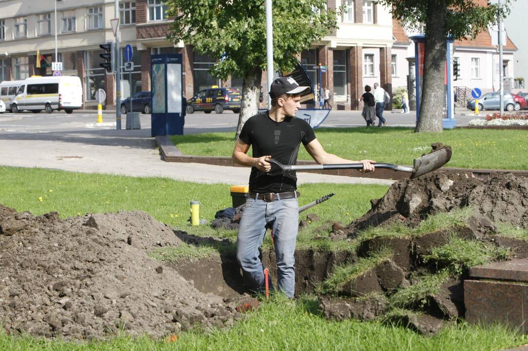 Archeologai rausia Atgimimo aikštę