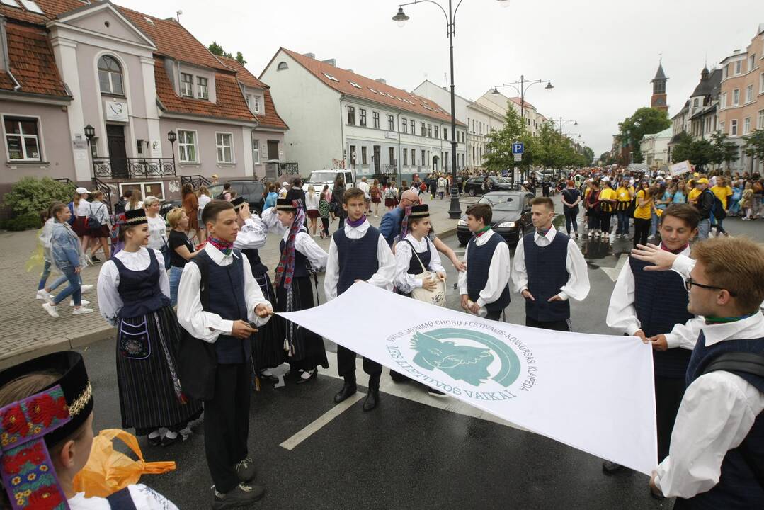 Chorų dalyvių eisena Klaipėdoje