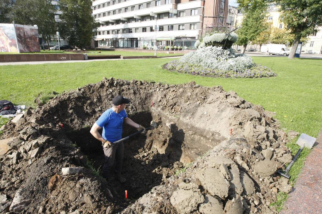 Archeologai rausia Atgimimo aikštę