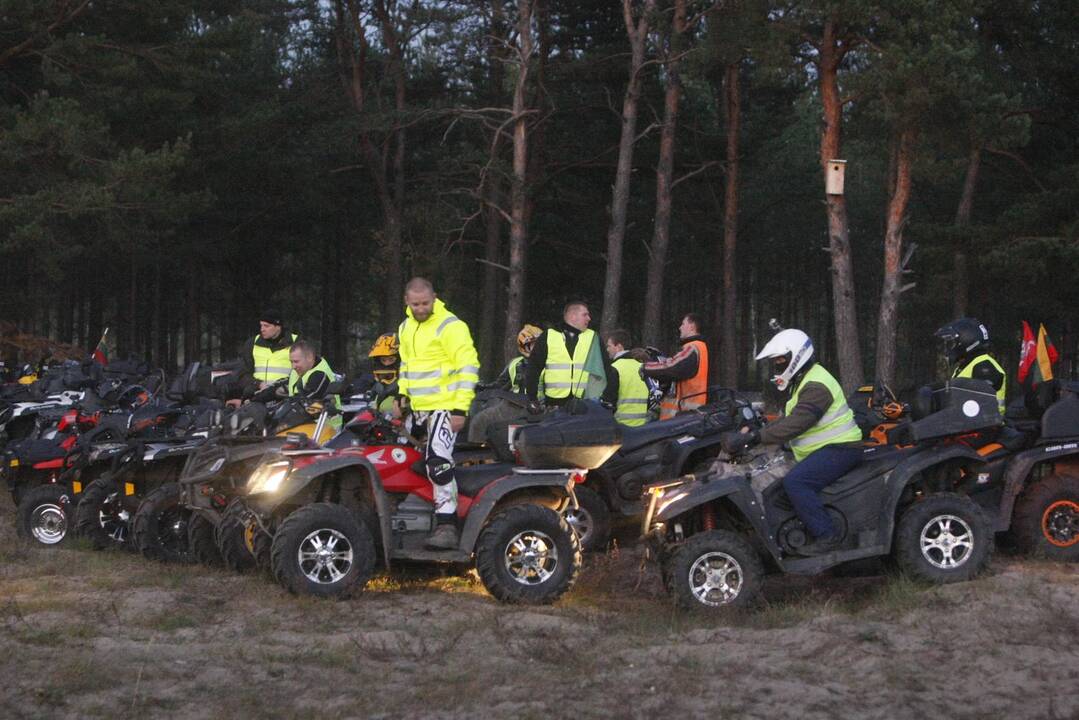 Naktinės keturračių varžybos