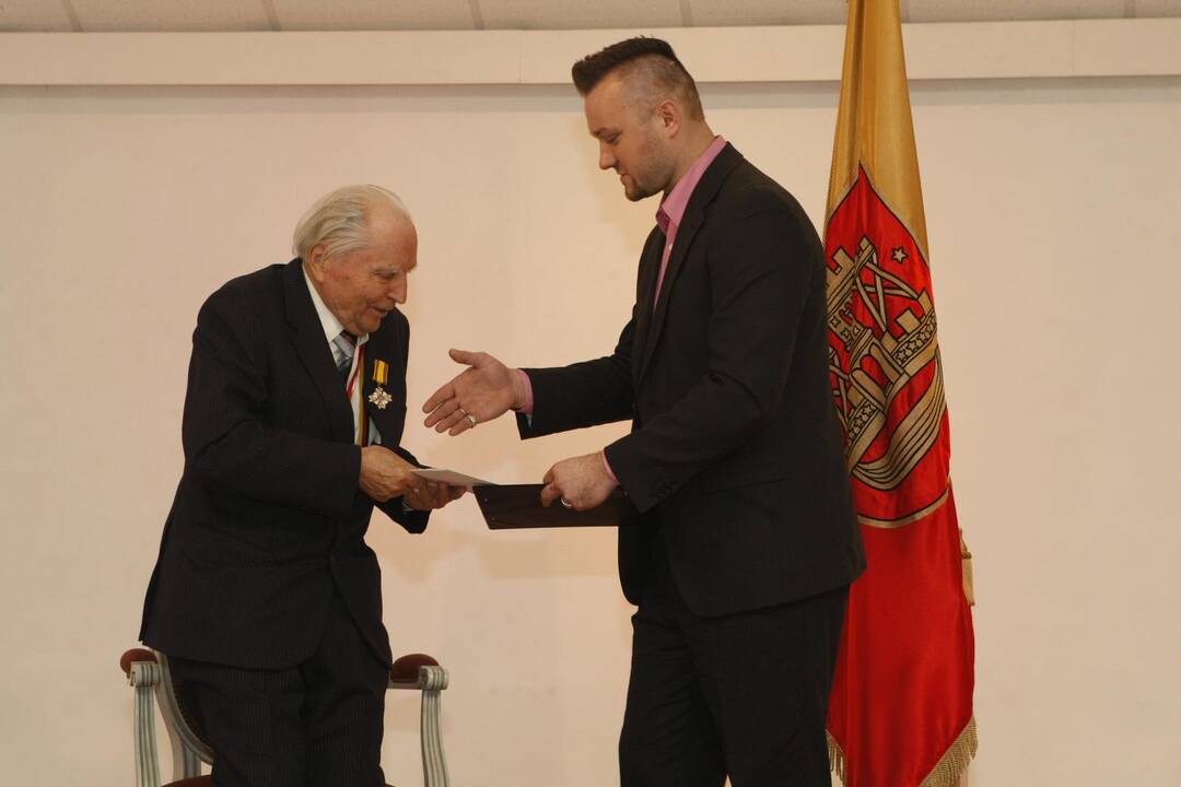 Klaipėdos garbės piliečio regalijų įteikimo Vaclovui Straukui ceremonija