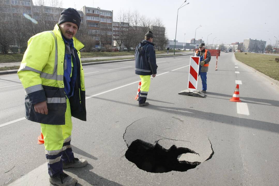 Klaipėdoje atsivėrusi smegduobė apgadino automobilius