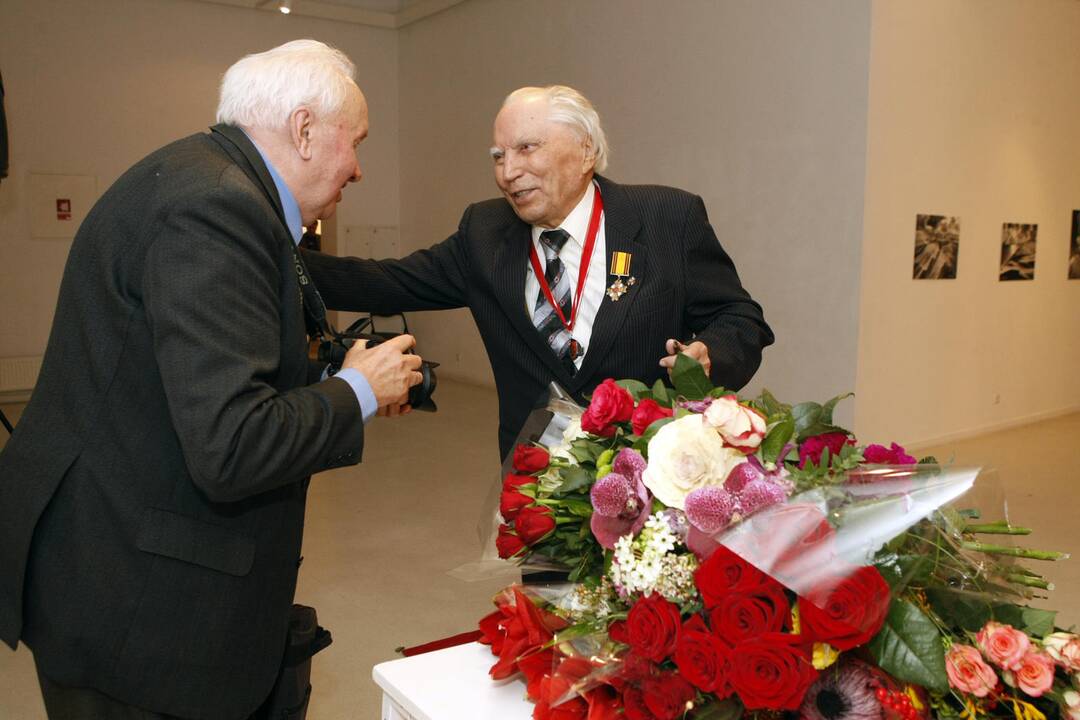 Klaipėdos garbės piliečio regalijų įteikimo Vaclovui Straukui ceremonija