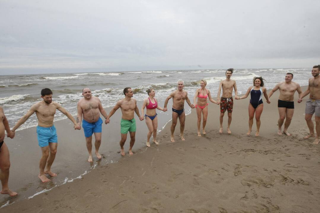 Klaipėdos sveikuoliai nėrė į žiemišką Baltiją