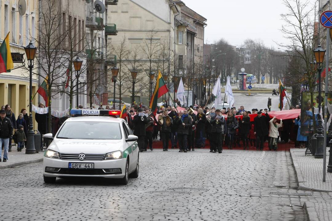 Nešė įspūdingo dydžio vėliavą