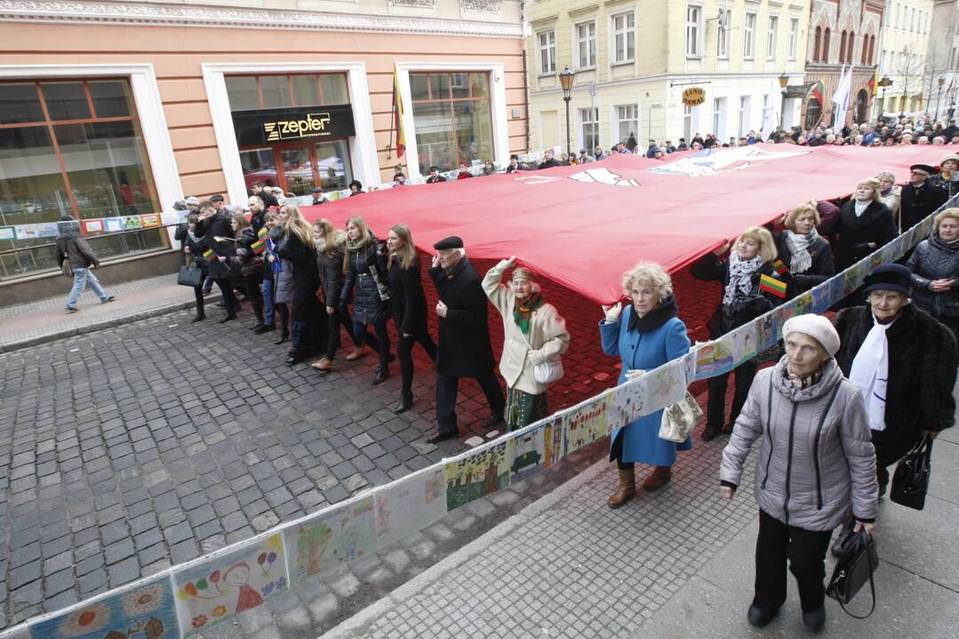 Nešė įspūdingo dydžio vėliavą