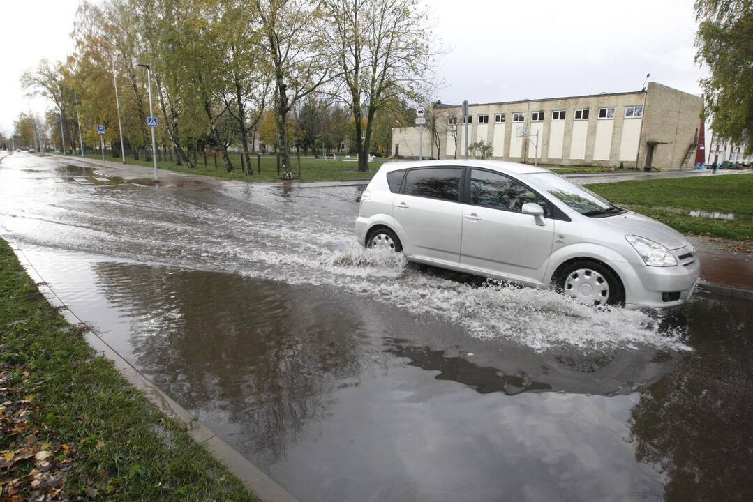 Uostamiestis vėl skęsta: smarkiai užlieta Liepų gatvė