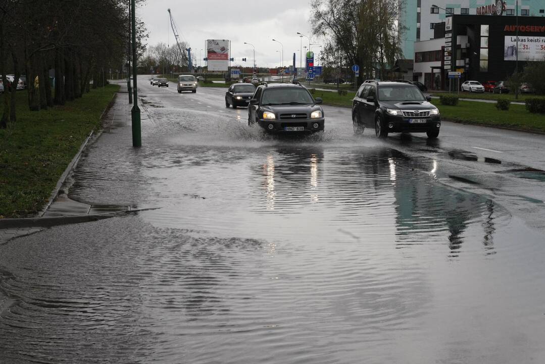 Uostamiestis vėl skęsta: smarkiai užlieta Liepų gatvė