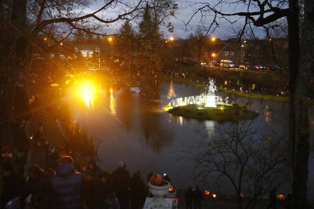 Šimtai moliūgų nušvito Švėkšnos parke