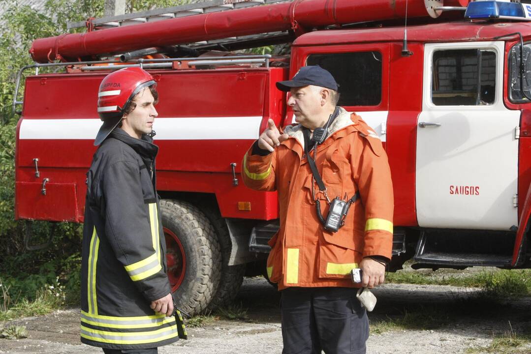 Klaipėdos rajone liepsnoja šieno prikrautas angaras