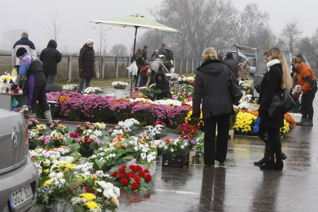 Klaipėdiečiai plūsta lankyti artimųjų kapų