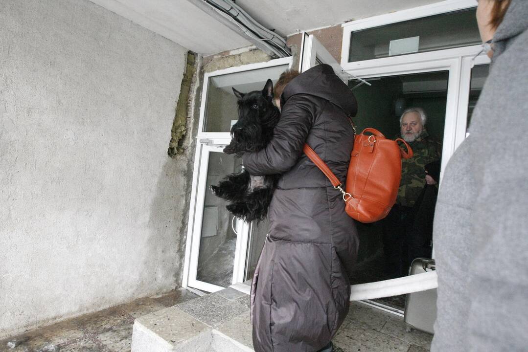 Naktį Palangoje degė buvęs „Lino“ poilsio namų daugiaaukštis pastatas