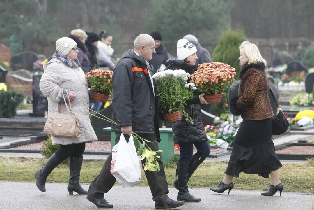 Klaipėdiečiai plūsta lankyti artimųjų kapų