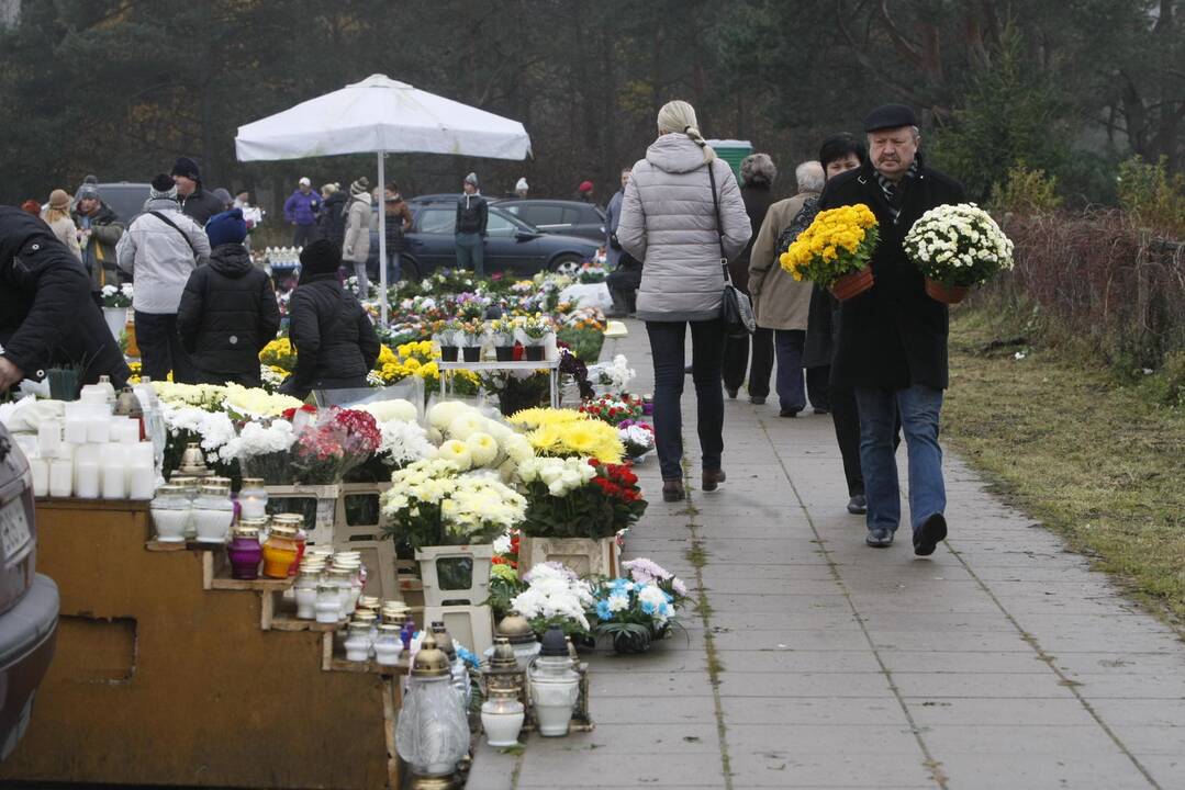 Klaipėdiečiai plūsta lankyti artimųjų kapų