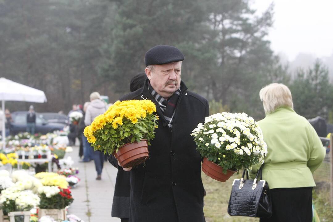 Klaipėdiečiai plūsta lankyti artimųjų kapų