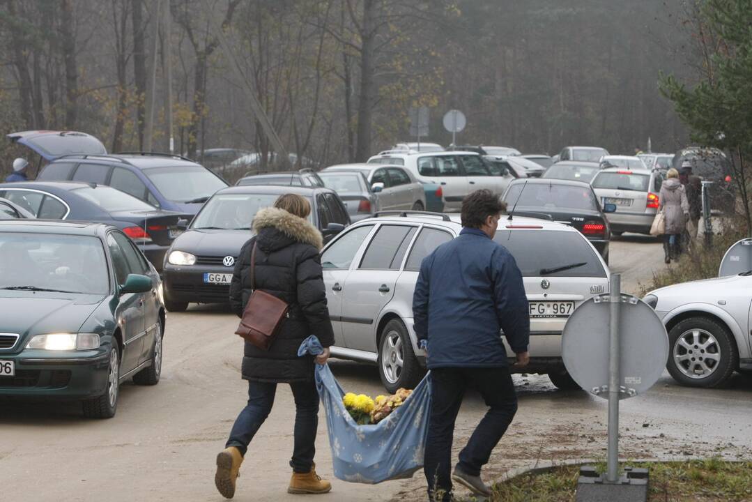 Klaipėdiečiai plūsta lankyti artimųjų kapų