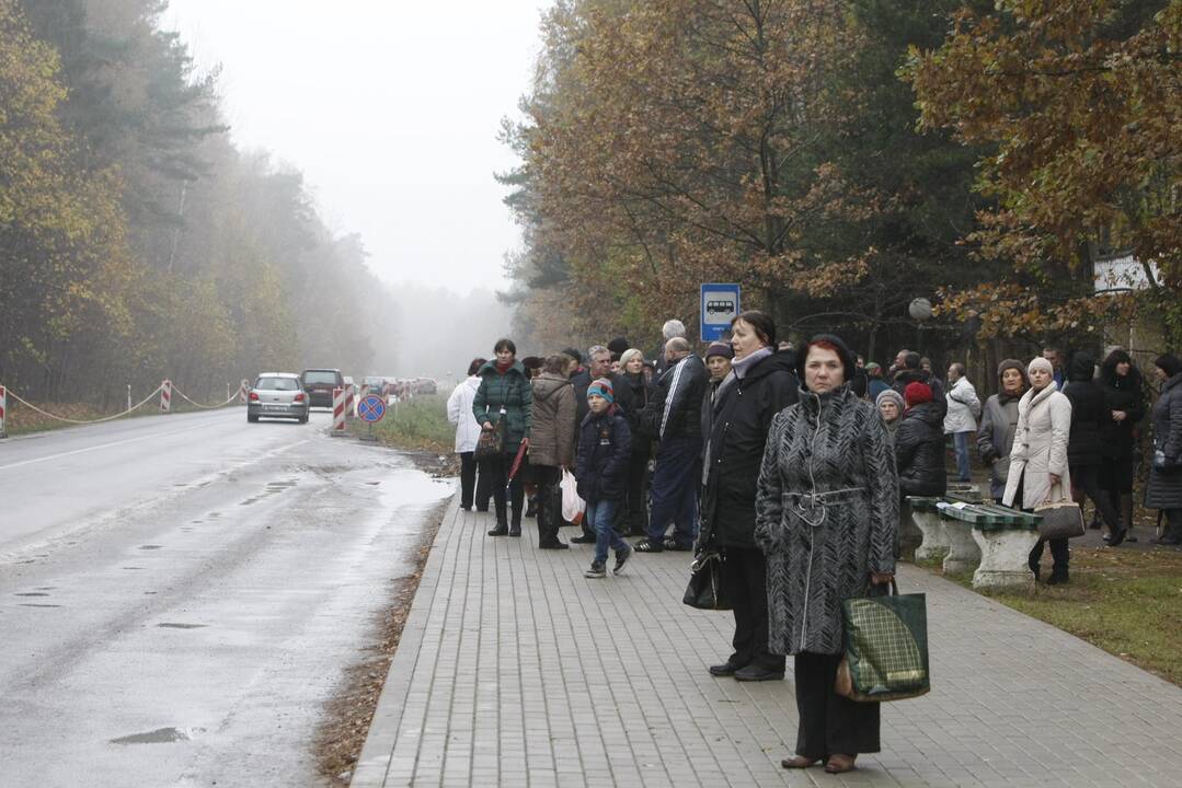 Klaipėdiečiai plūsta lankyti artimųjų kapų