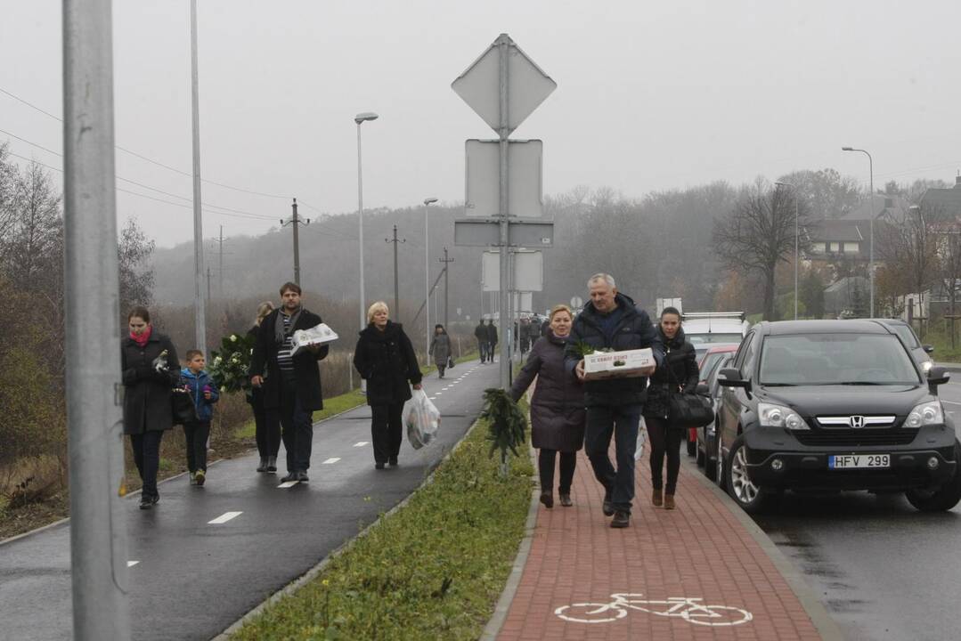 Klaipėdiečiai plūsta lankyti artimųjų kapų