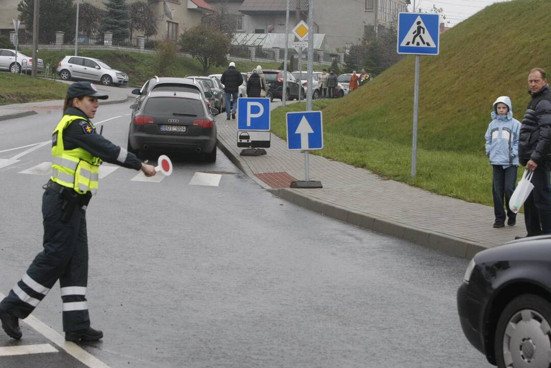 Klaipėdiečiai plūsta lankyti artimųjų kapų