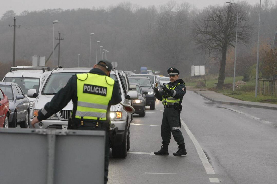 Klaipėdiečiai plūsta lankyti artimųjų kapų