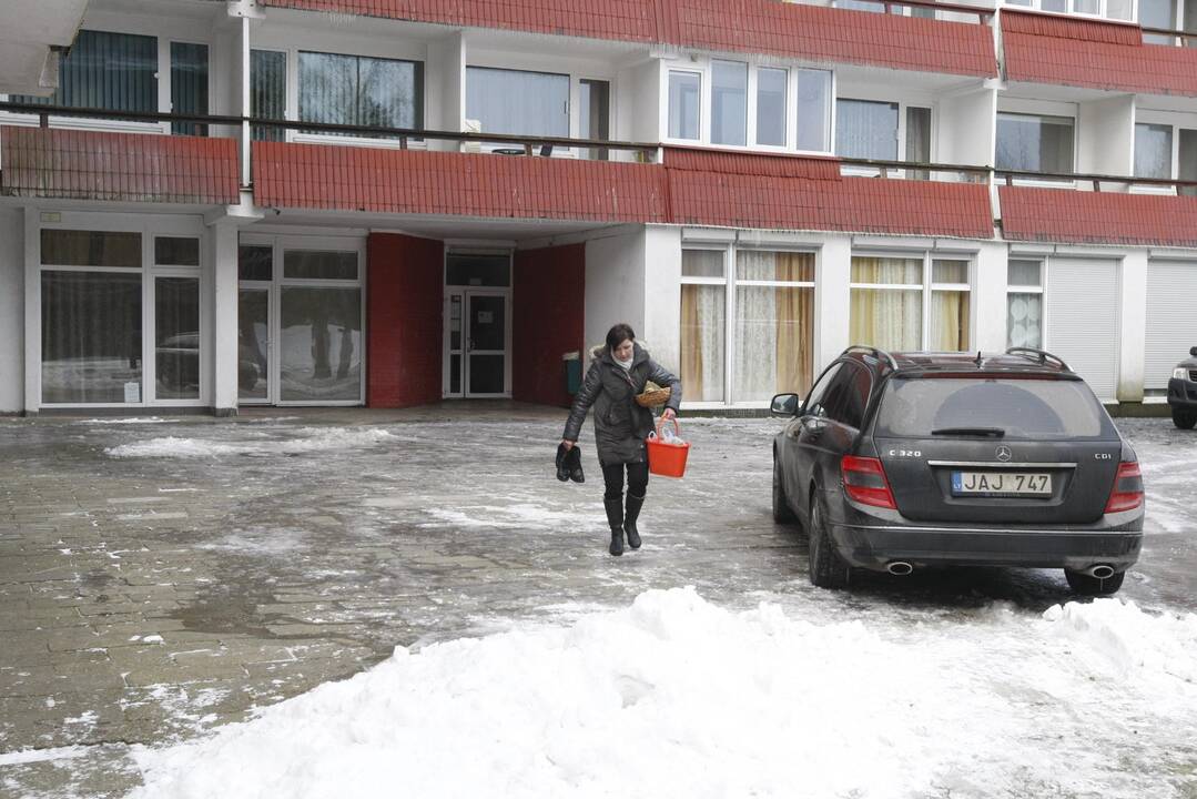 Naktį Palangoje degė buvęs „Lino“ poilsio namų daugiaaukštis pastatas