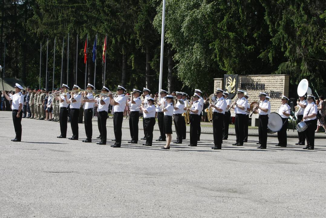 Klaipėdos Dragūnų batalione – vadų pasikeitimas ir šauktinių išlydėtuvės