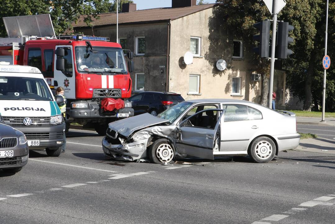 Dar viena avarija Klaipėdoje: sumaitoti du automobiliai