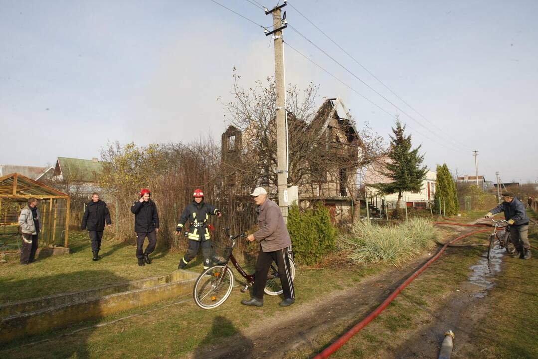 Dituvoje vidurdienį supleškėjo gyvenamasis namas