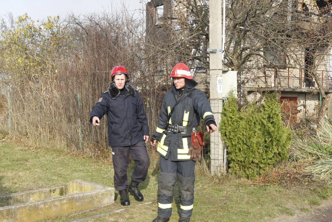 Dituvoje vidurdienį supleškėjo gyvenamasis namas