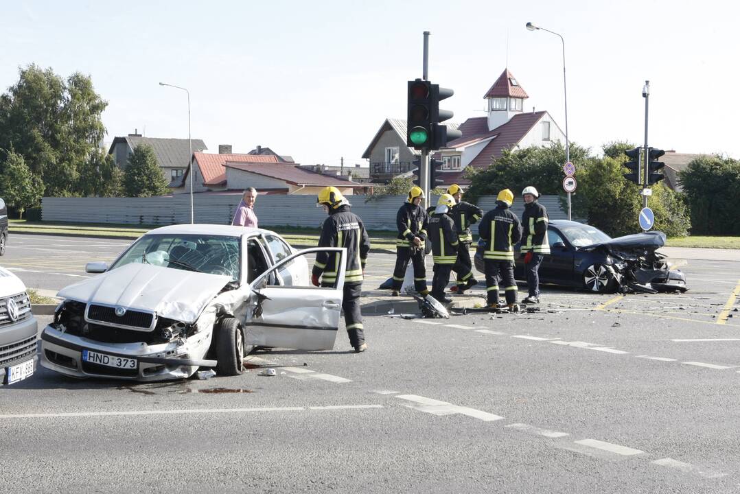 Dar viena avarija Klaipėdoje: sumaitoti du automobiliai