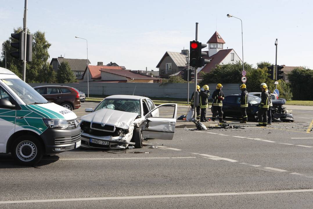 Dar viena avarija Klaipėdoje: sumaitoti du automobiliai