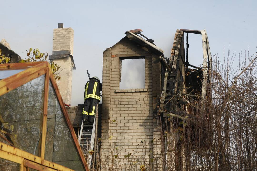 Dituvoje vidurdienį supleškėjo gyvenamasis namas