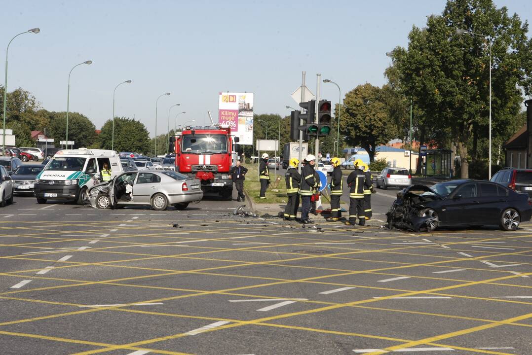 Dar viena avarija Klaipėdoje: sumaitoti du automobiliai