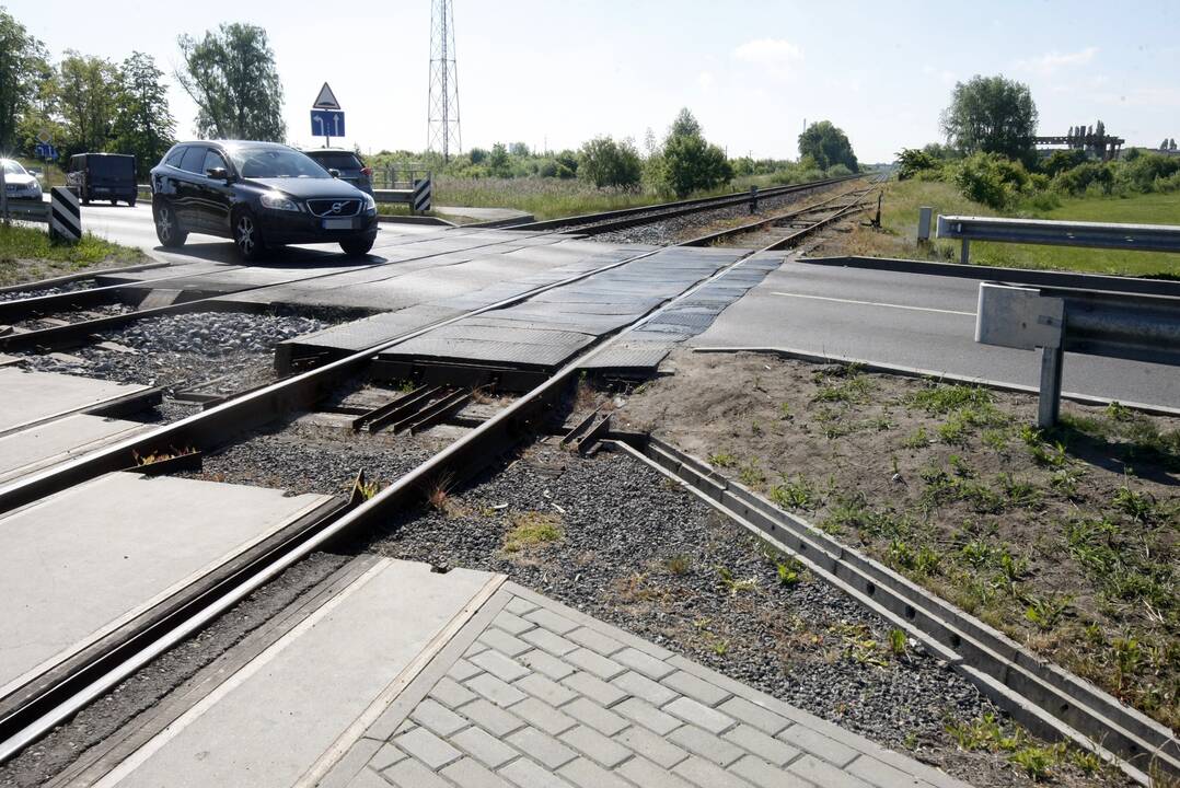 Prie Klaipėdos geležinkelio pervažų pareigūnai dalijo dovanas