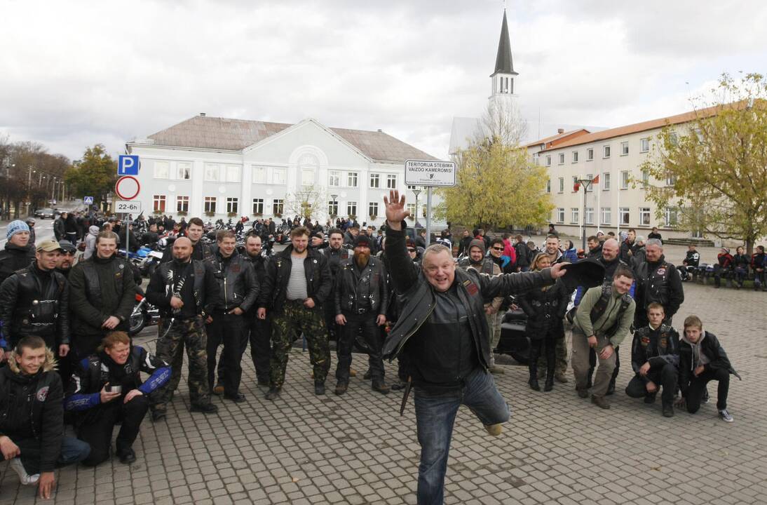 Gargždus sudrebino plieniniai žirgai