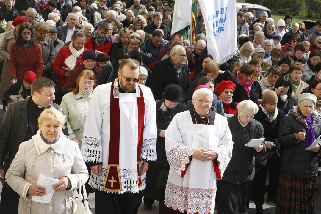 Klaipėdos tikintieji ėjo Kryžiaus kelią