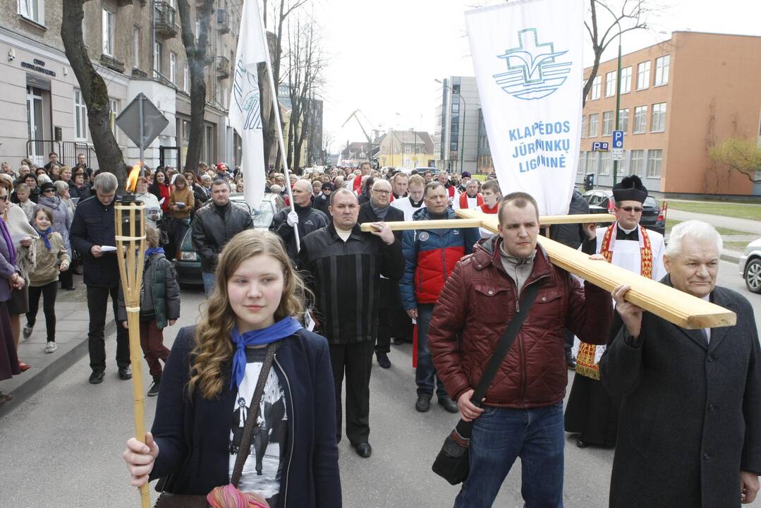 Klaipėdos tikintieji ėjo Kryžiaus kelią