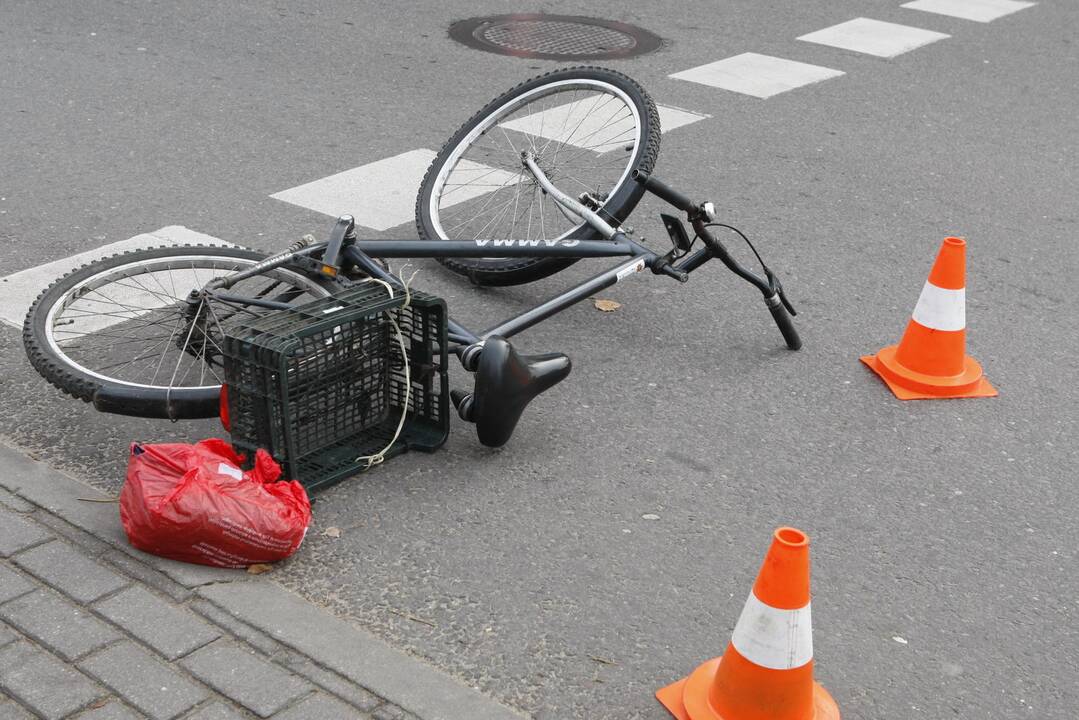 Pėsčiųjų perėjoje patrenkė dviratininką