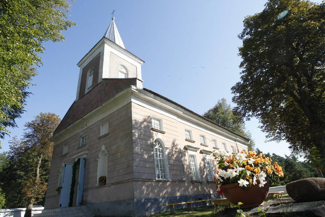 Bažnyčiai grąžino suniokotus angelus