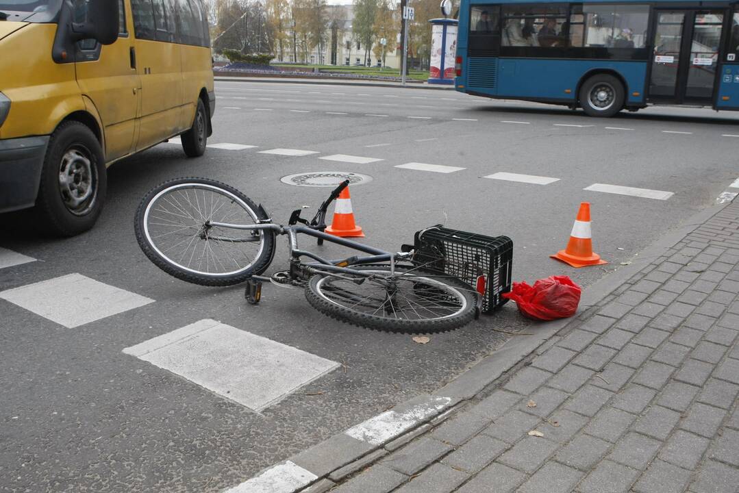 Pėsčiųjų perėjoje patrenkė dviratininką