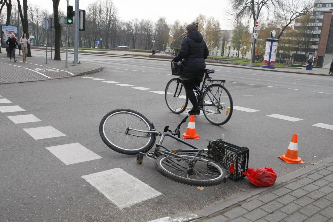 Pėsčiųjų perėjoje patrenkė dviratininką