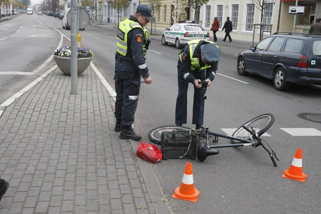 Pėsčiųjų perėjoje patrenkė dviratininką