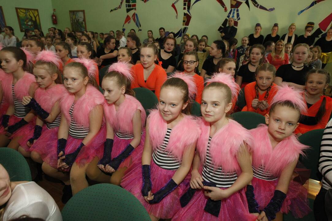 "Gintariniame pavasaryje" žavėjo jaunieji šokėjai
