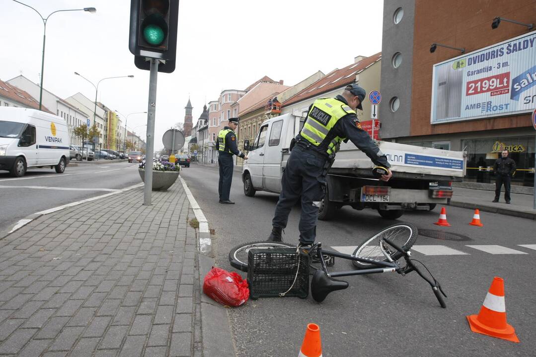 Pėsčiųjų perėjoje patrenkė dviratininką