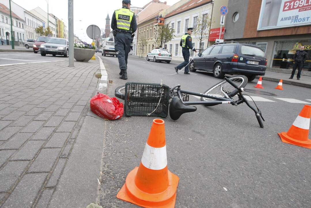 Pėsčiųjų perėjoje patrenkė dviratininką