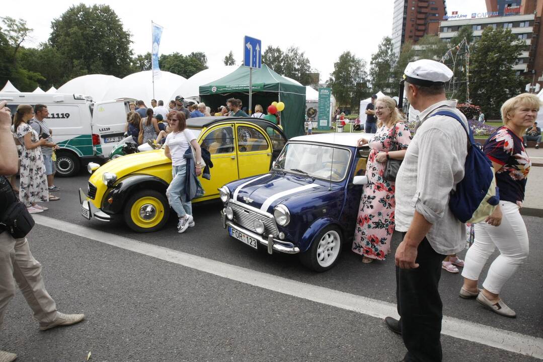 Uostamiesčio gatvėse – senovinių automobilių paradas