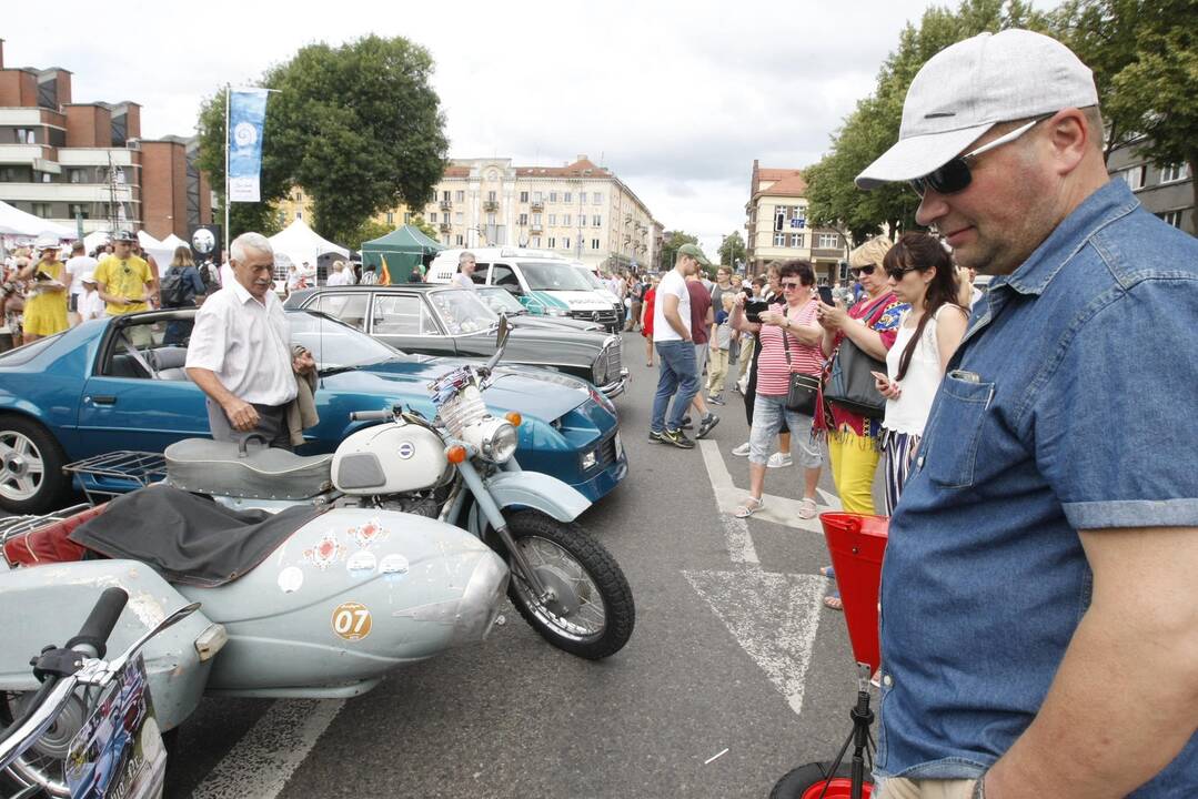 Uostamiesčio gatvėse – senovinių automobilių paradas