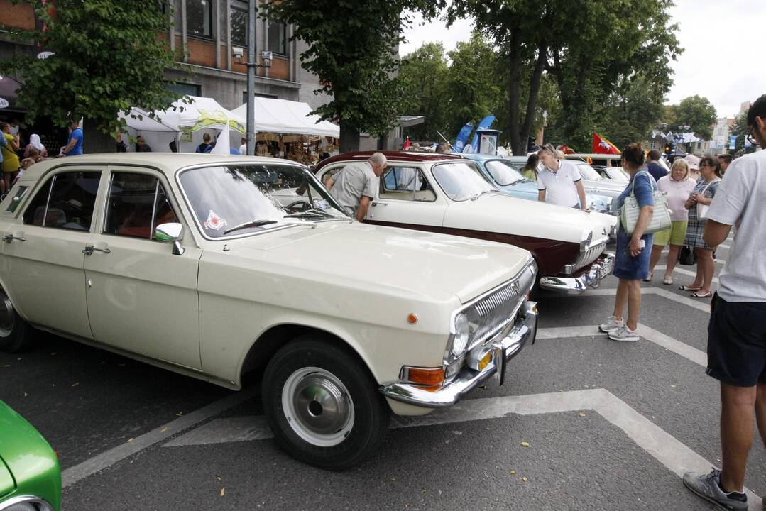 Uostamiesčio gatvėse – senovinių automobilių paradas