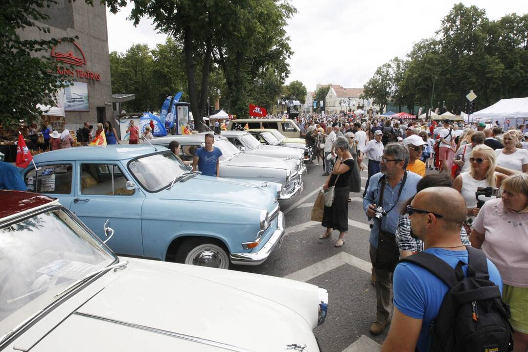 Uostamiesčio gatvėse – senovinių automobilių paradas